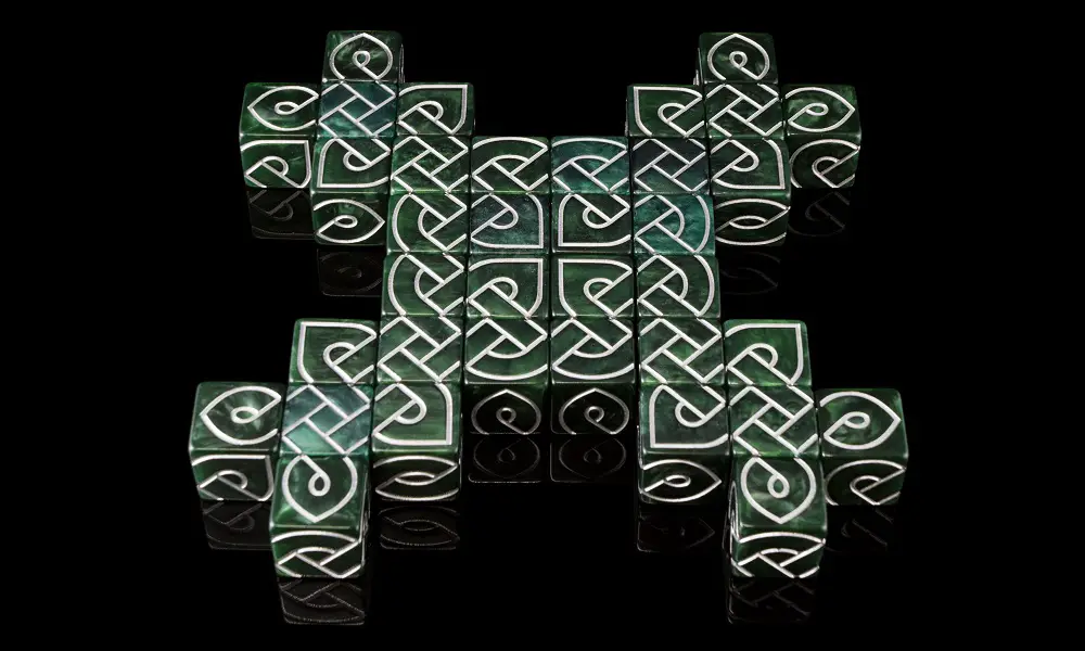 green knot dice in geometric design