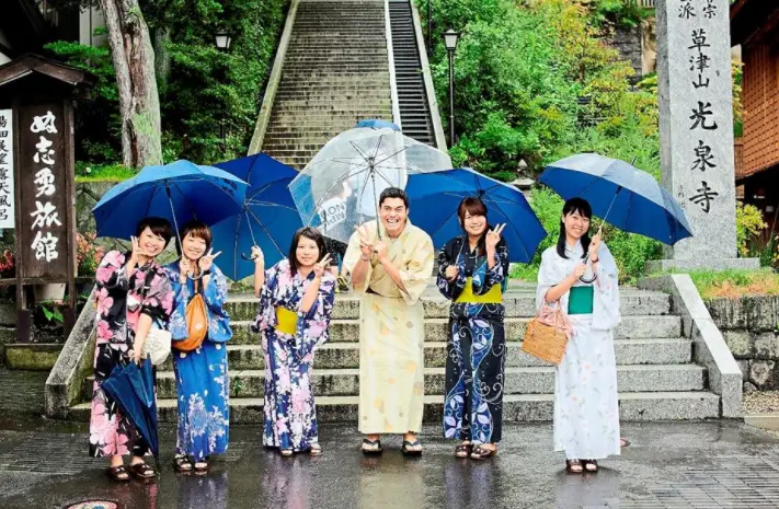 henry golding with five women dressed as apprentice geisha