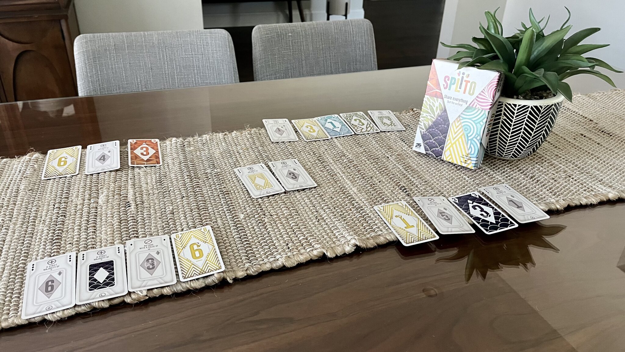 'Splito' Uses Teamwork In This Fast & Fun Card Game 2 Splito 4 player on the table