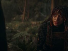 Mae speaks frustratingly to Qimir from The Acolyte